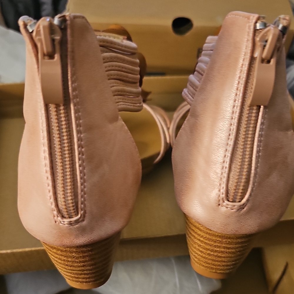 Elegant Floral Blush Wedge Sandals - Picture 5 of 6